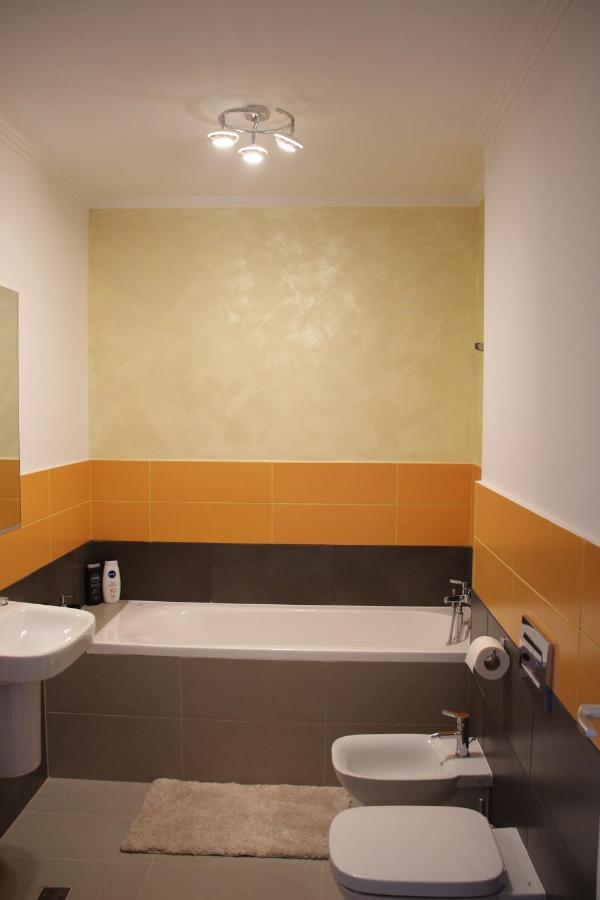 Lowcost Tryp Apartment Oradea Bagian luar foto